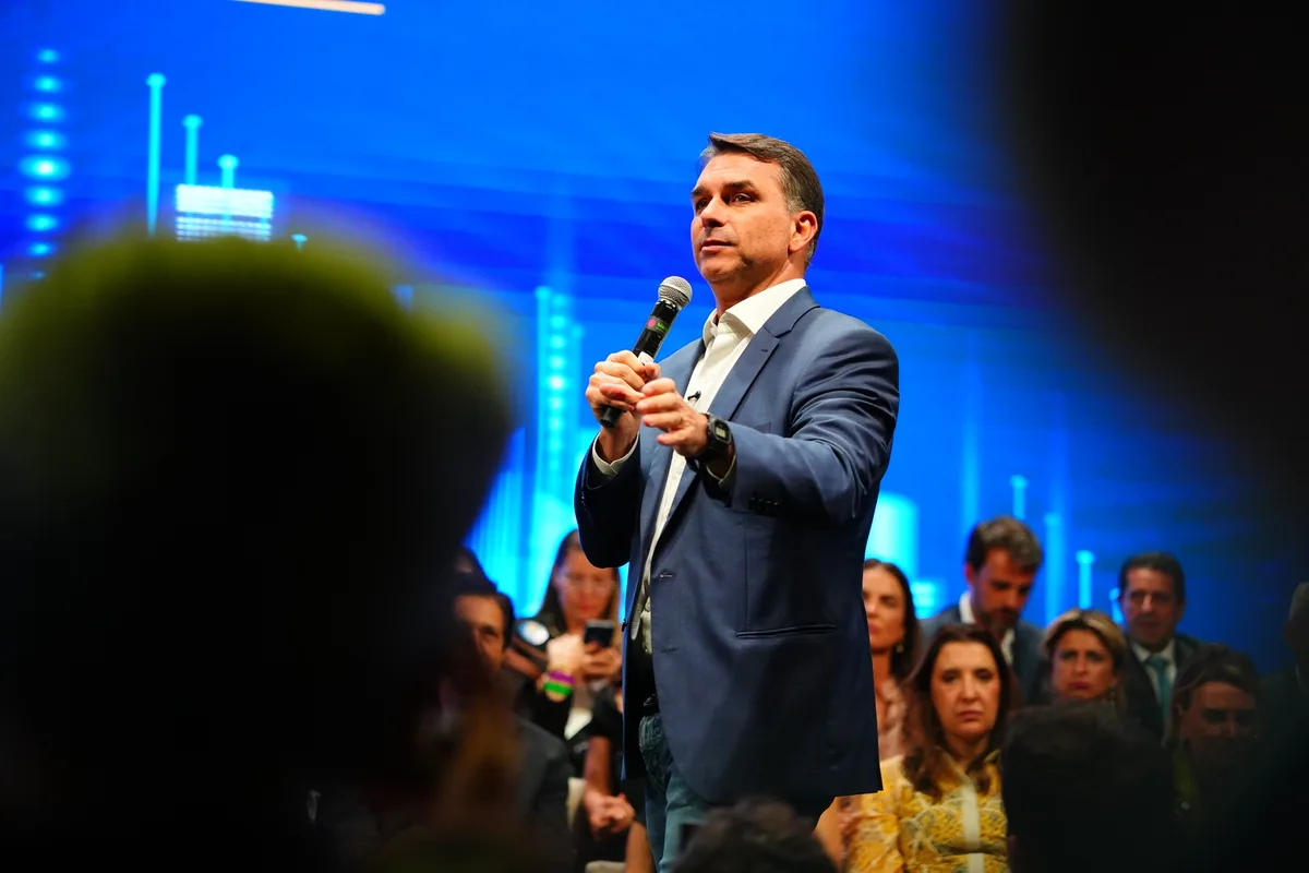 Flávio Bolsonaro foi cadastrado como 'usuário master' em conta bancária de empresa de advogado investigado