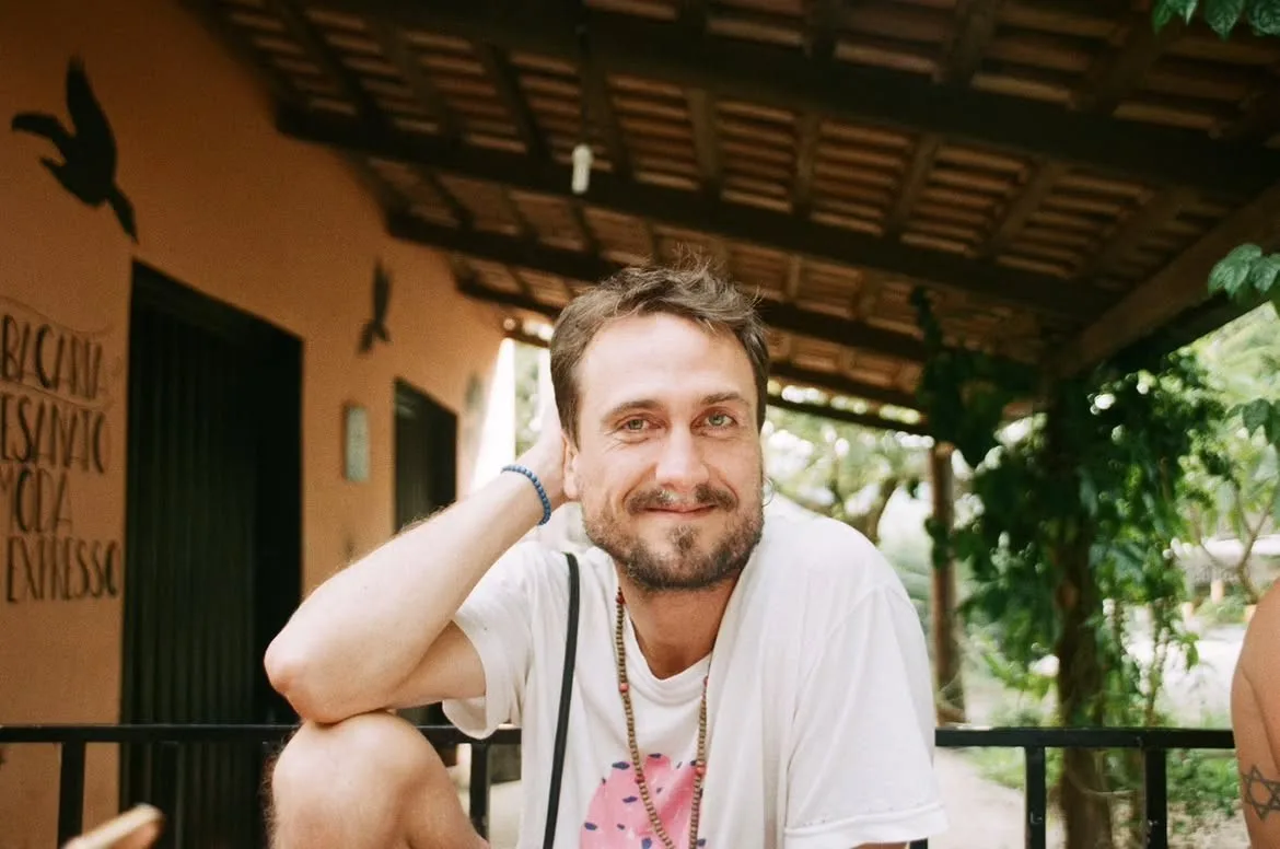 Após mudar de nome, ex-ator da Globo passa a viver em ônibus