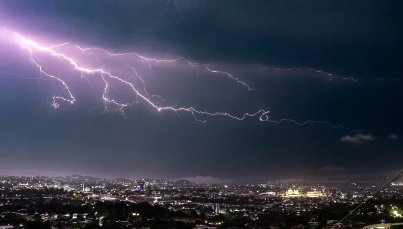 El Salvador prevé lluvias con tormentas eléctricas, ráfagas de viento y posible granizo durante el fin de semana