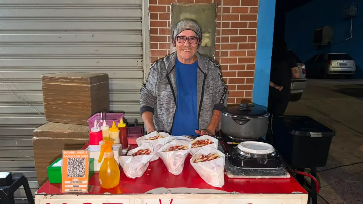 Tem gente que atravessa cidade pelo hot-dog de R$ 9 e a amizade de Célia