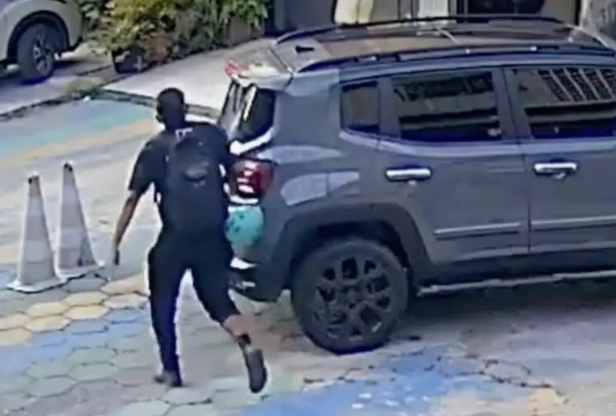 Falsos policiais invadem casa de empresário, agridem proprietário a coronhadas e fogem