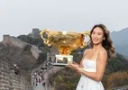 Zheng exibe o troféu do WTA 1000 de Pequim na Muralha da China