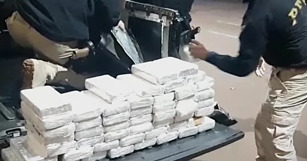 Ação de inteligência da PRF intercepta caminhonete recheada com cocaína no RS