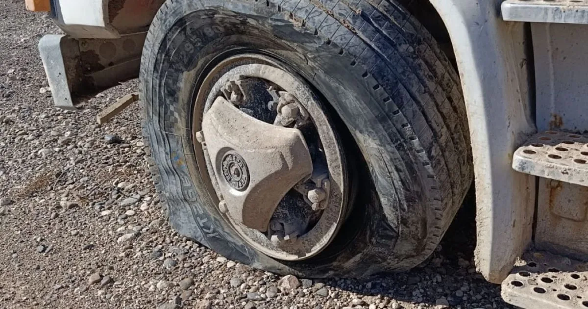 Un camión provocó una descarga eléctrica y dejó sin luz a Las Grutas