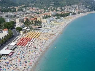 En Italie, des religieuses font le siège de leur plage