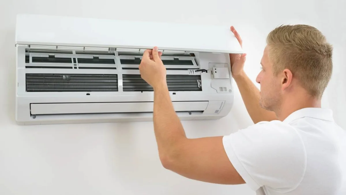 Antes de ligar o ar-condicionado pela primeira vez no calor, técnicos recomendam fazer uma limpeza simples que evita mau cheiro e pode pesar menos na conta de luz