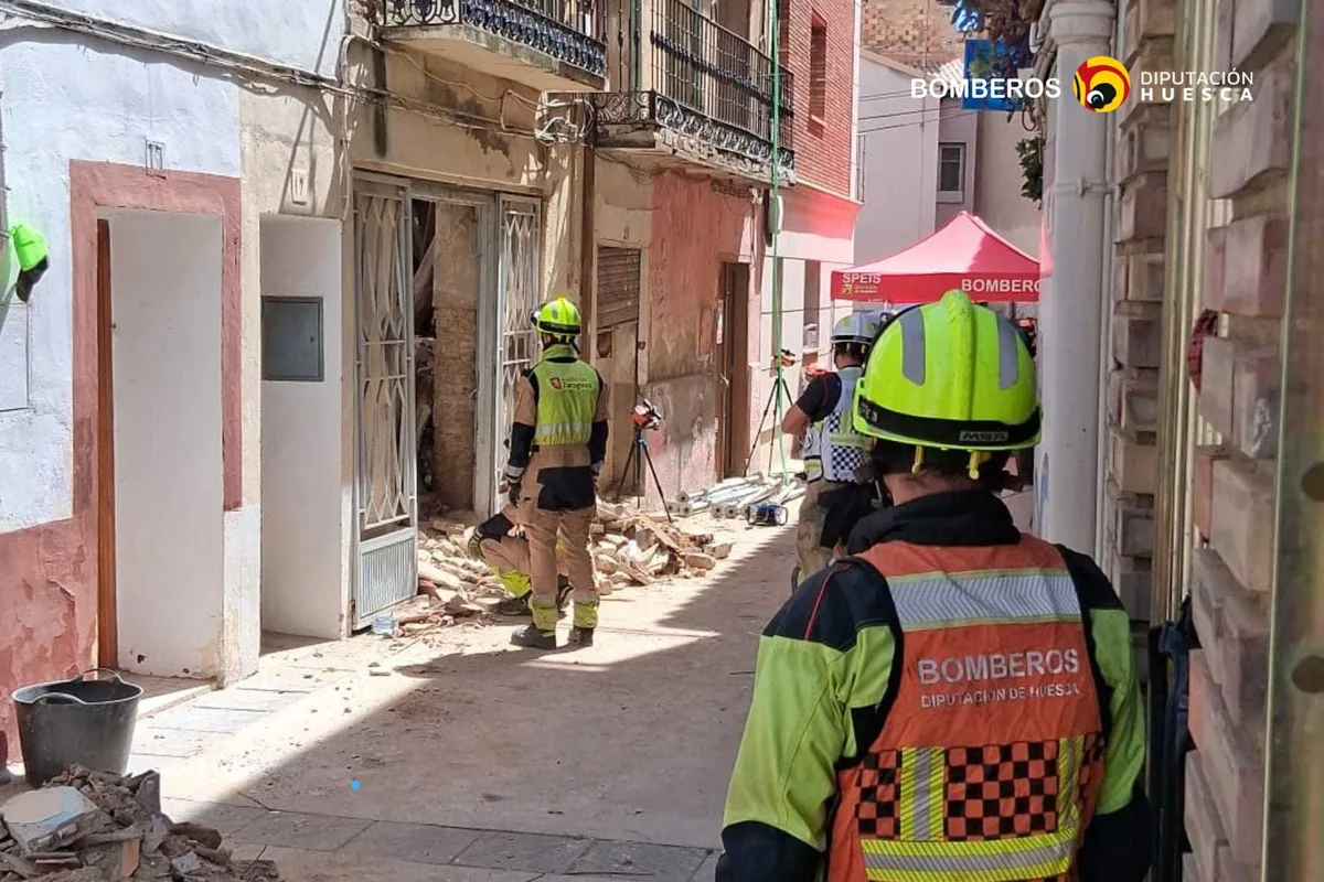 Muere uno de los dos obreros atrapados por el derrumbe de una vivienda en Sariñena (Huesca)