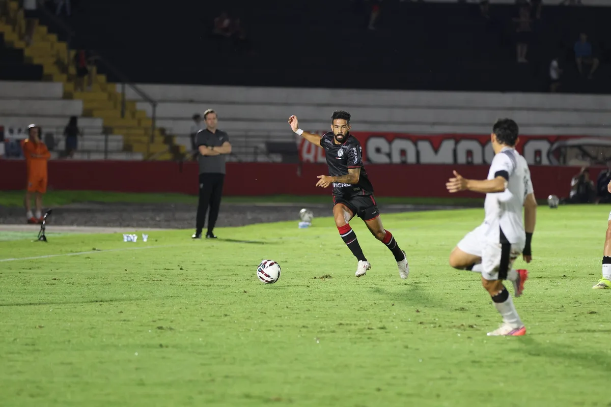 Três zagueiros e dobra na direita: Tencati explica ajuste tático em boa sequência do Botafogo-SP