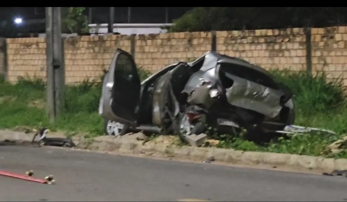 Carro capota após colisão em cruzamento e condutoras ficam feridas; veja vídeo