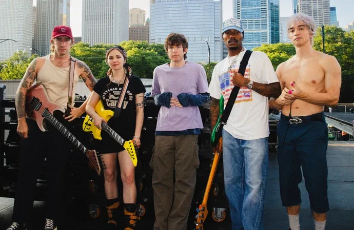 Turnstile reúne de Elton John a Dying Fetus em disco com novas versões de “NEVER ENOUGH”; ouça
