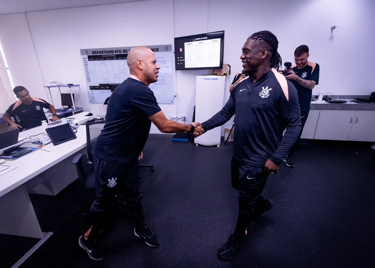 Seedorf pede troca no conteúdo das TVs do CT do Corinthians; veja outras mudanças do técnico