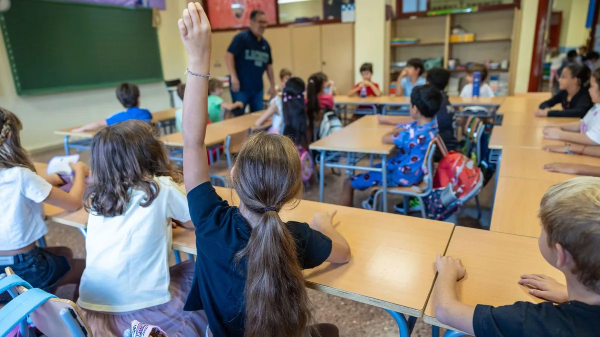 Libros gratis y menos lápices: la fórmula europea para ahorrar en el cole que España debería copiar