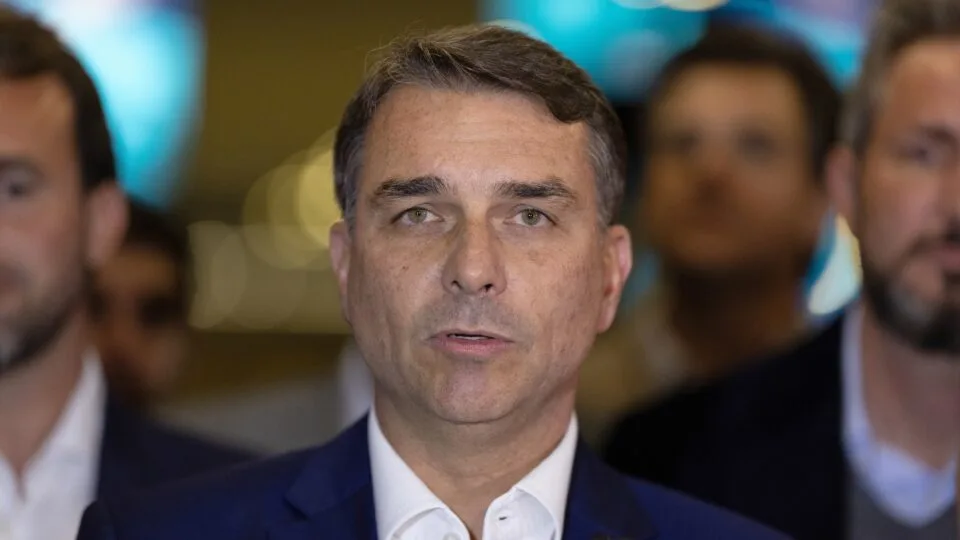 Flávio defende bets, promete fim do “Tigrinho” e culpa Lula por expansão dos jogos