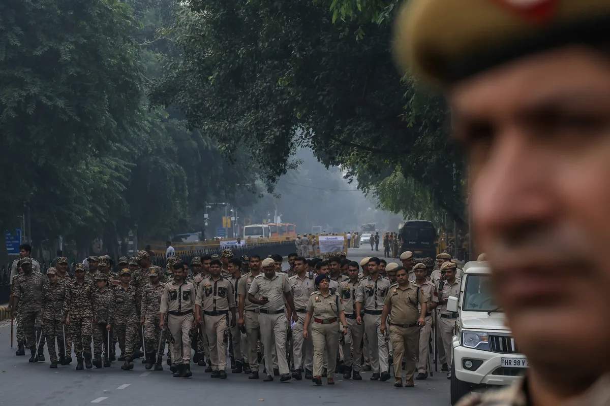 Las "cucarachas" desafían de nuevo a Modi mientras Delhi se blinda para sofocar la rebelión juvenil contra el fraude electoral