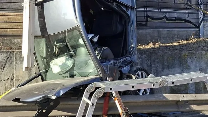 Carro fica na vertical no acesso à Ponte Vasco da Gama