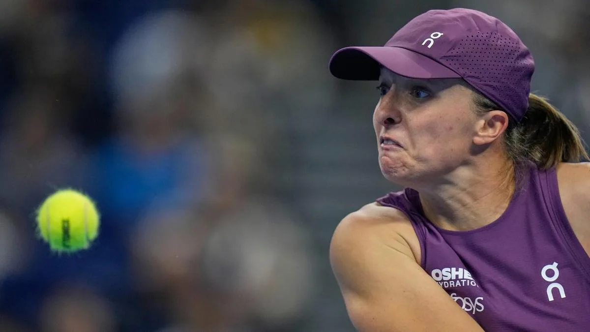 Poles apart as Swiatek rolls on at Wuhan Open