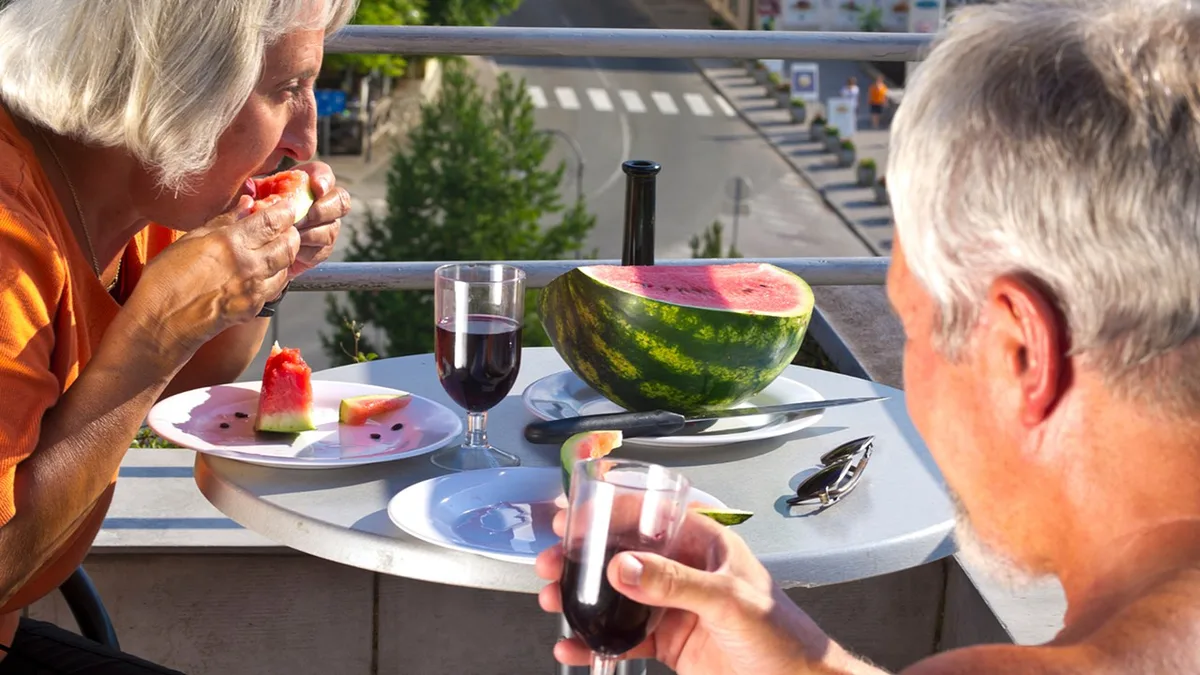 É perigoso comer melancia e beber vinho na mesma refeição?