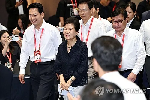 "朴, 국힘 투톱에 '부모끼리 얘기 달라도 집 잘되기 위한 것'"