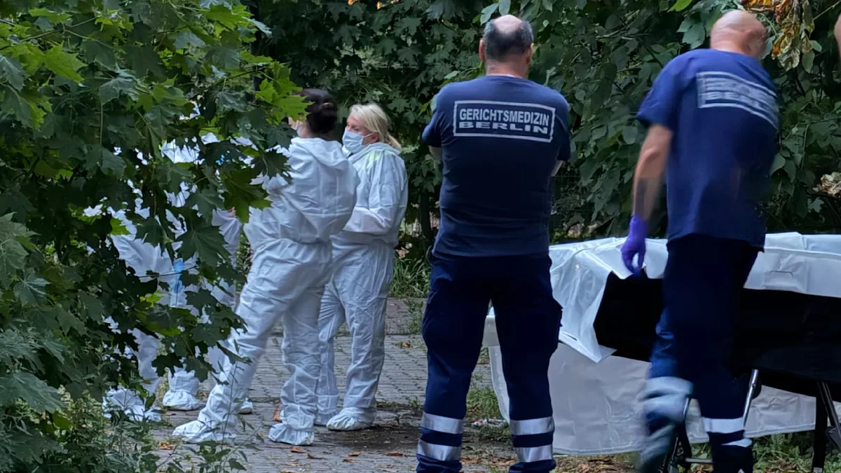 Leiche lag offenbar wochenlang im Park - Wurde die Tote wegen Maden nicht gefunden?