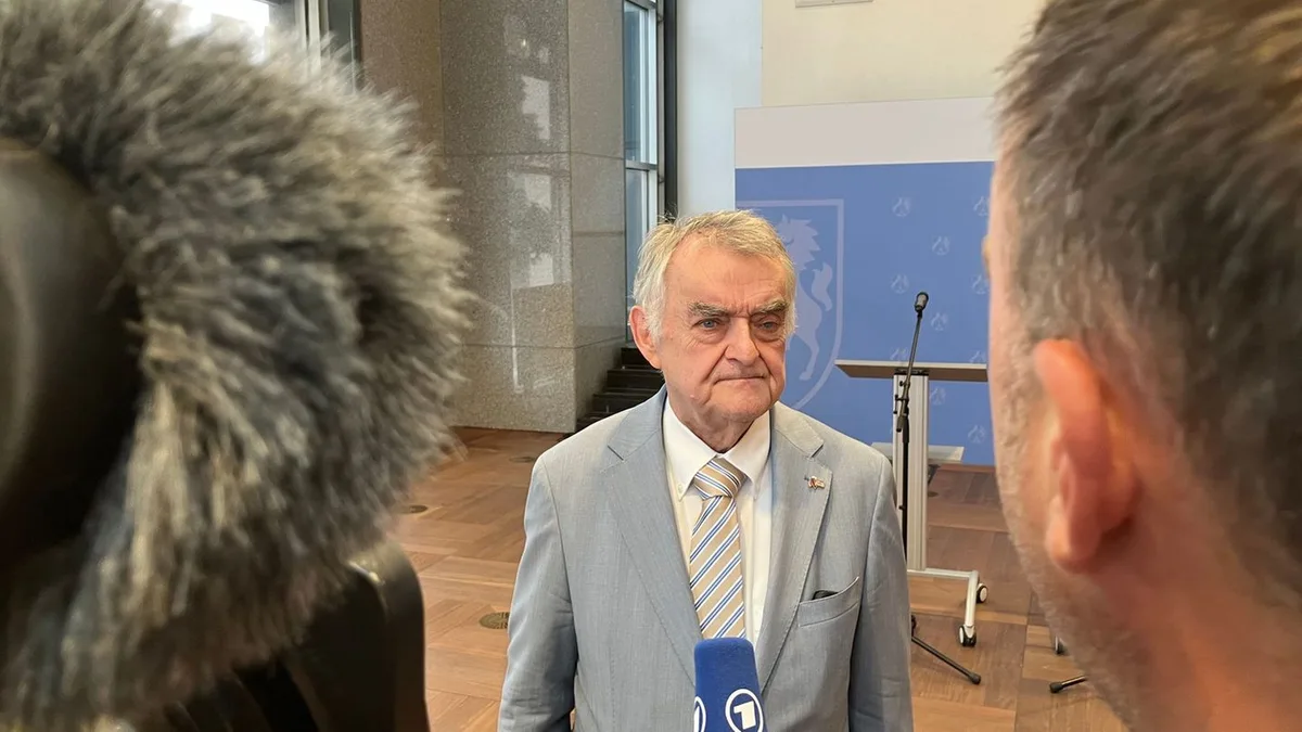 Nach Angriffen auf Stromnetz: Reul: Debatte über Schutz kritischer Infrastruktur führen