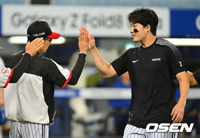 [사진] 100승 임찬규, 염경엽 감독과 축하 하이파이브