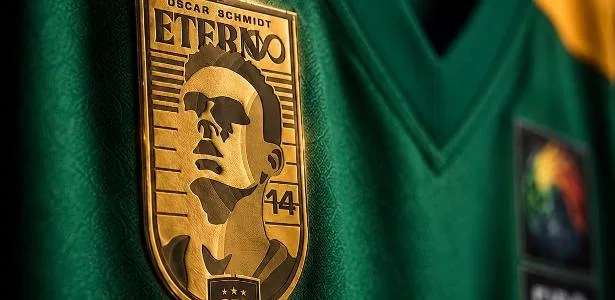 Mão Santa no peito: seleção de basquete estampa 'Oscar Eterno' na camisa