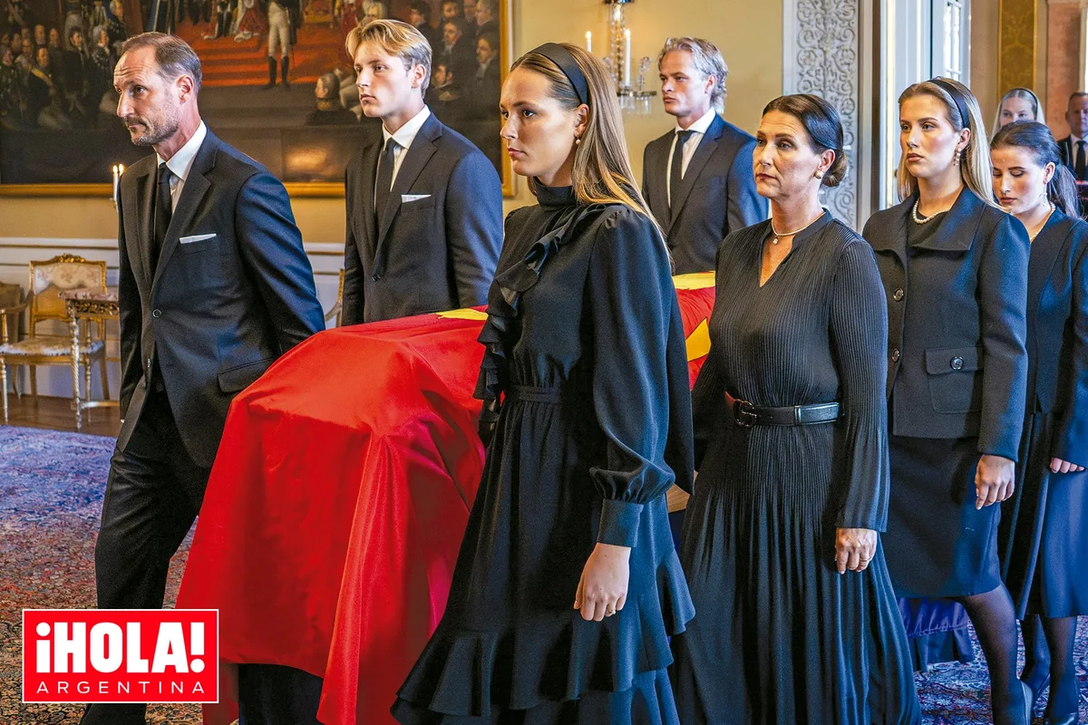 El adiós al rey Harald de Noruega. Todos los detalles, las mujeres que cargaron el féretro y una insólita y polémica presencia