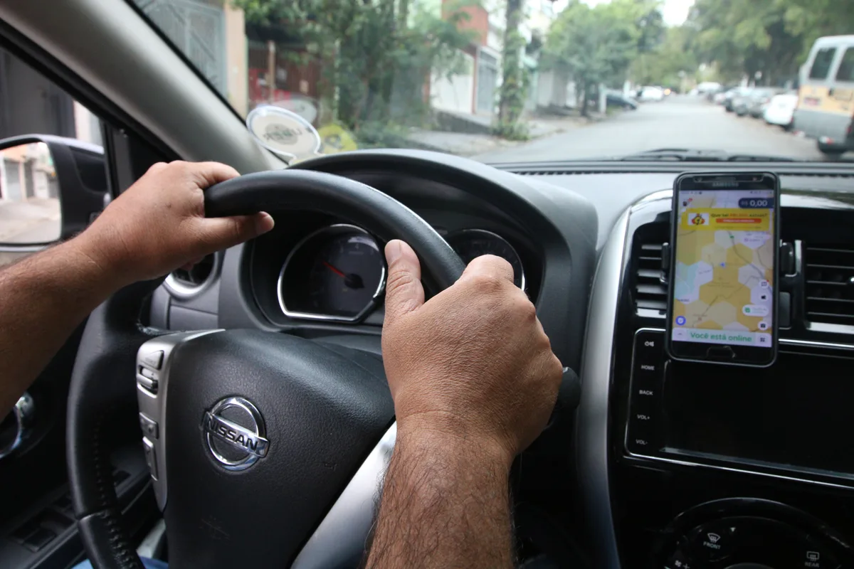Lula prorroga crédito de R$ 30 bi para motoristas de app e inclui vans escolares