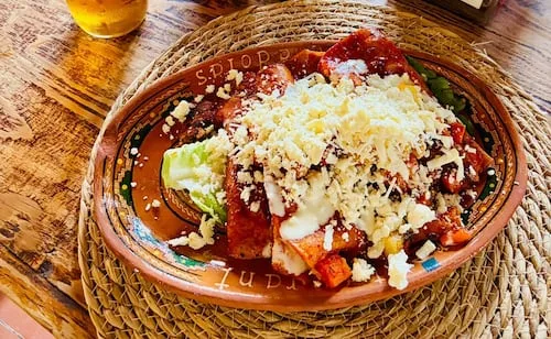 Aprende a cocinar enchiladas mineras; la experiencia que debes vivir en Guanajuato capital