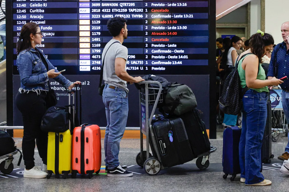 Regras da Anac permitem força física contra passageiros indisciplinados e antecipar fim de viagem