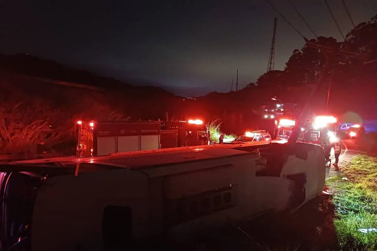 Ônibus fretado tomba na zona norte de São Paulo e deixa feridos