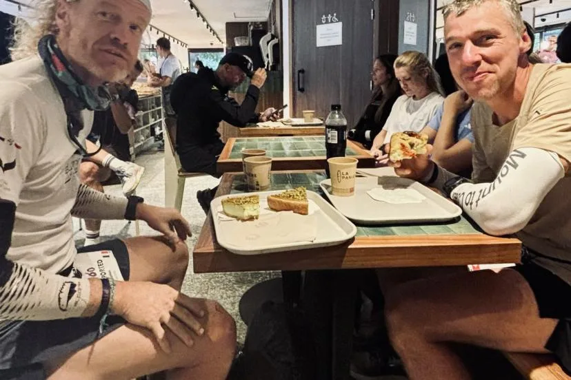 UTMB : 2es de la PTL, course de 300 km, Sébastien Raichon et Nicolas Lehmann ont patienté à la boulangerie avant de pouvoir faire leur arrivée
