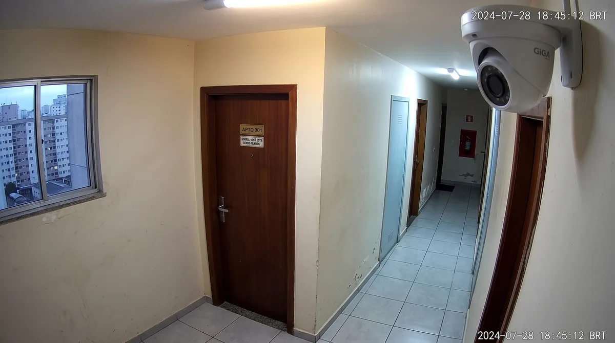Vizinho instala câmera de segurança no corredor apontada diretamente para a porta da casa ao lado, família se sente vigiada em sua rotina e exige a retirada imediata do equipamento baseada no direito constitucional à privacidade