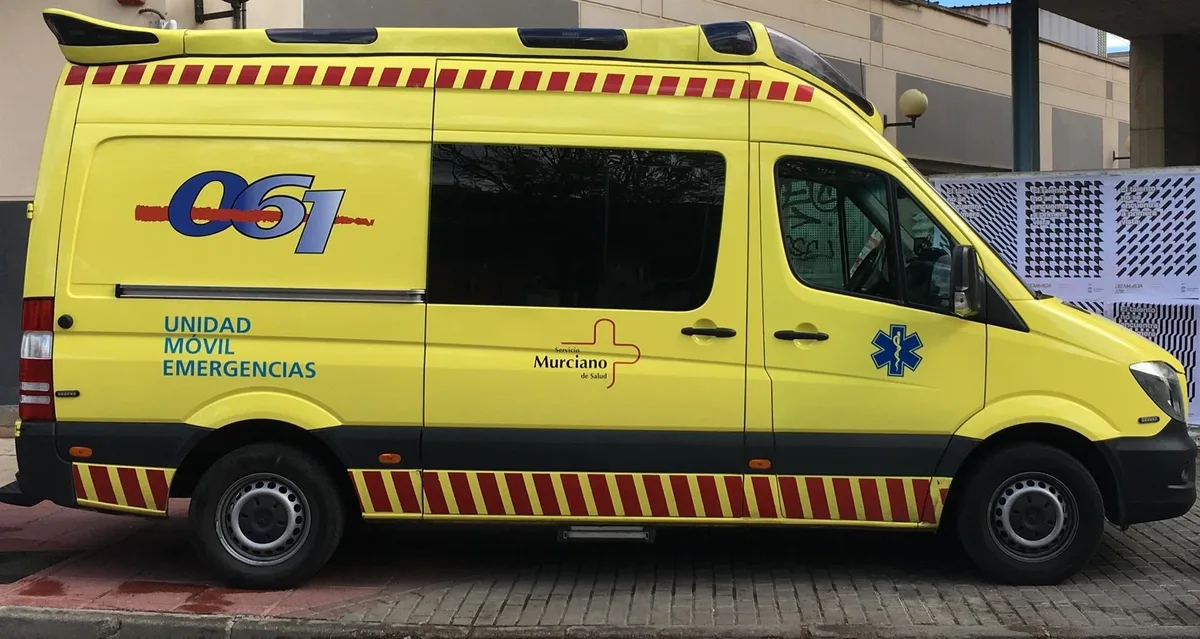 Trasladan al hospital a siete trabajadores afectados por inhalación de gas en un colector de Murcia