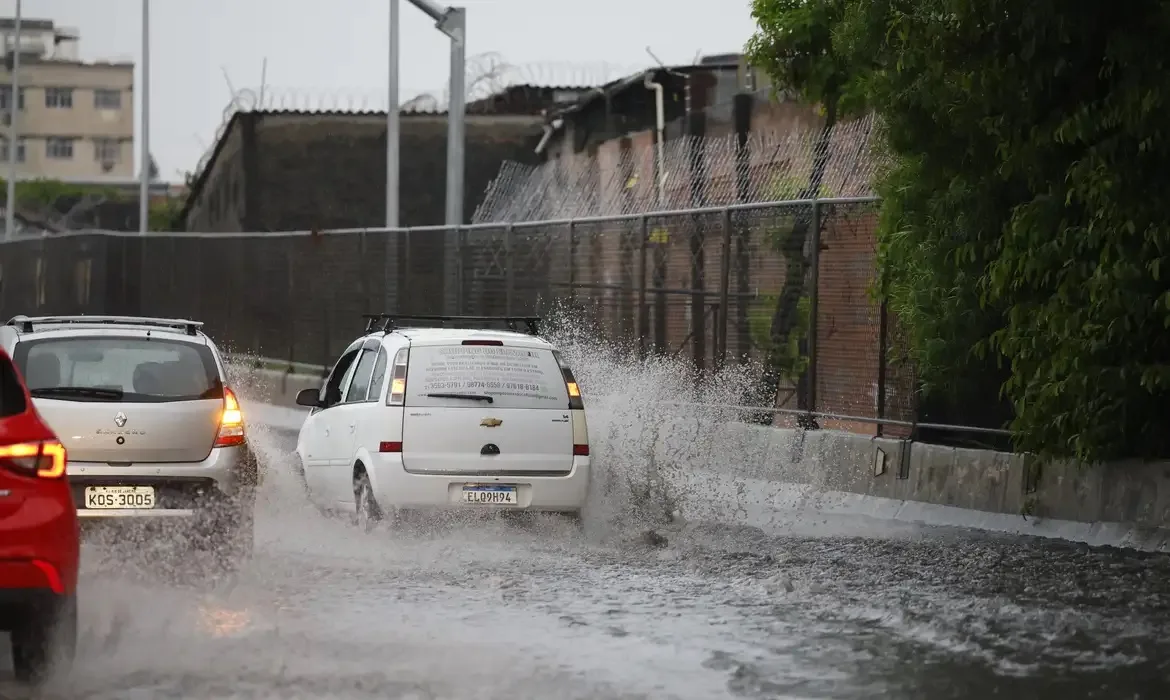 Jogar água em pedestres durante chuva gera multa de R$ 130