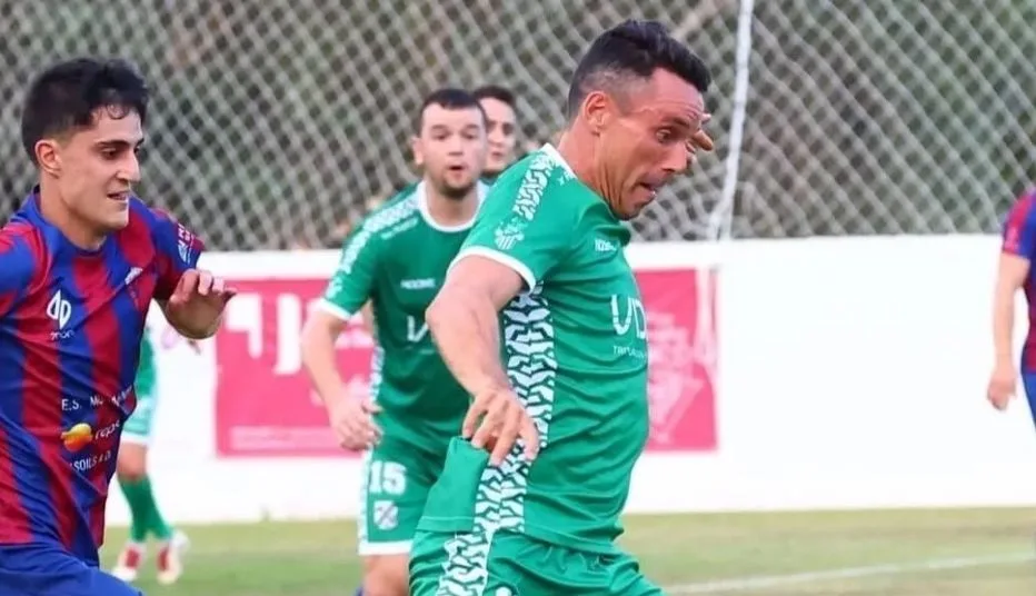 Bautista troca raquete por chuteiras e marca dois gols na estreia
