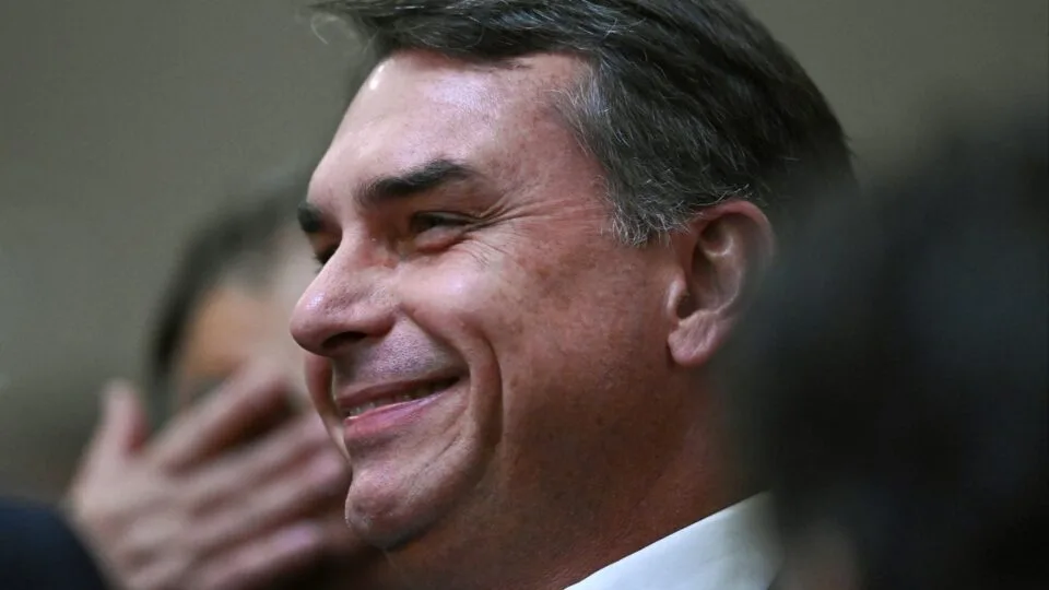 Flávio participa de missa de Nossa Senhora e confirma visita a Bolsonaro nesta terça