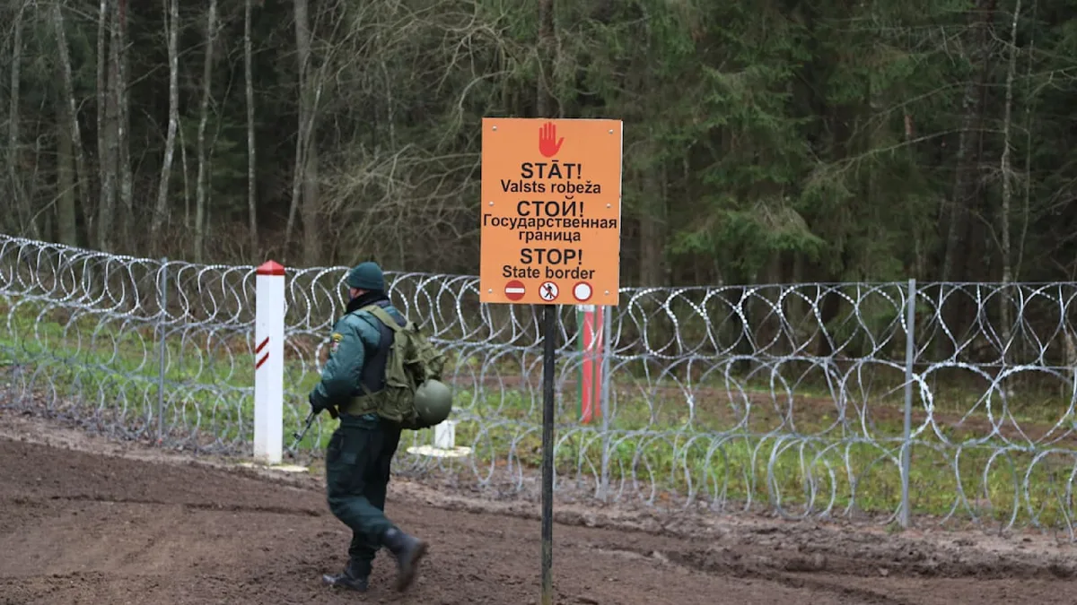 Putins „Grüne Männchen“? - Vermummte mit Waffen passieren Lettland-Grenze!