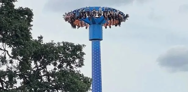 Jovens recebem R$ 2,8 milhões após ficarem de cabeça para baixo em parque