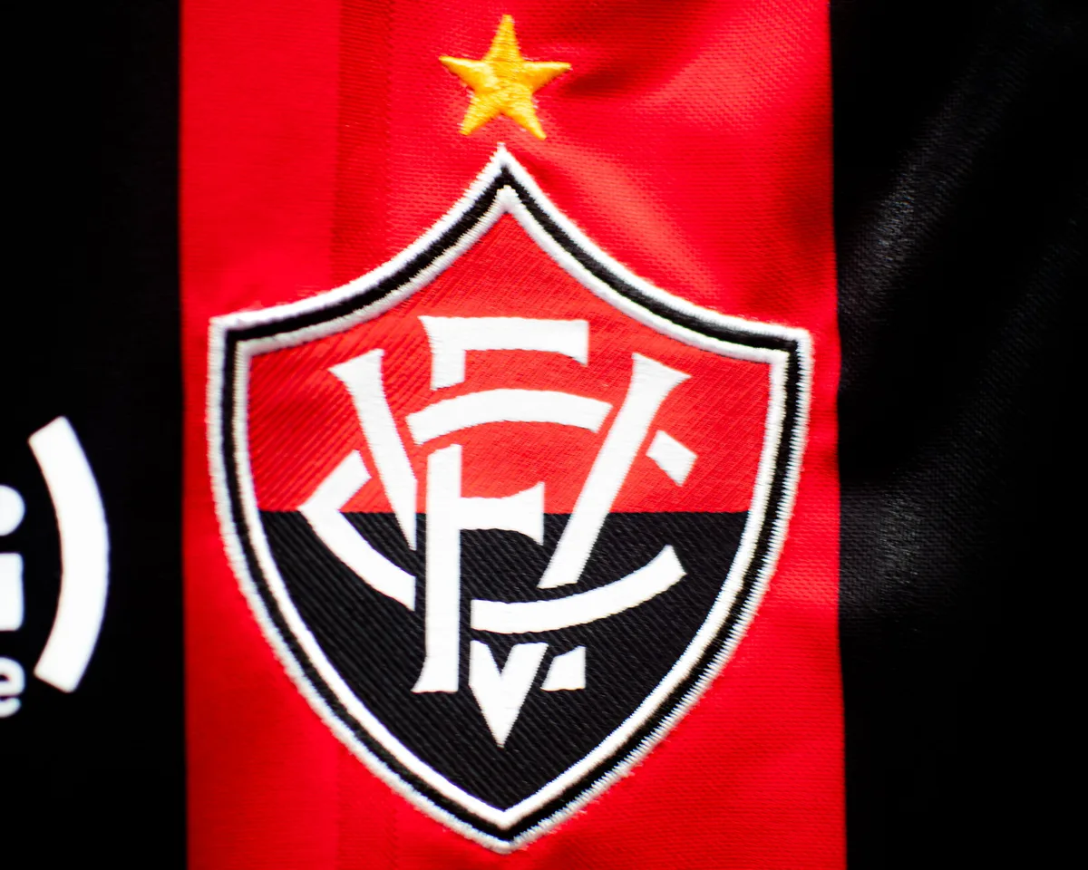 Jogador do Vitória passa mal e é levado para o hospital