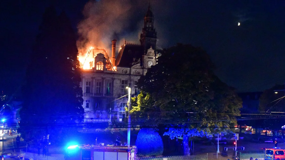 Manifestations du 17 octobre: l'hôtel de ville de Limoges incendié "est en grande partie perdu"
