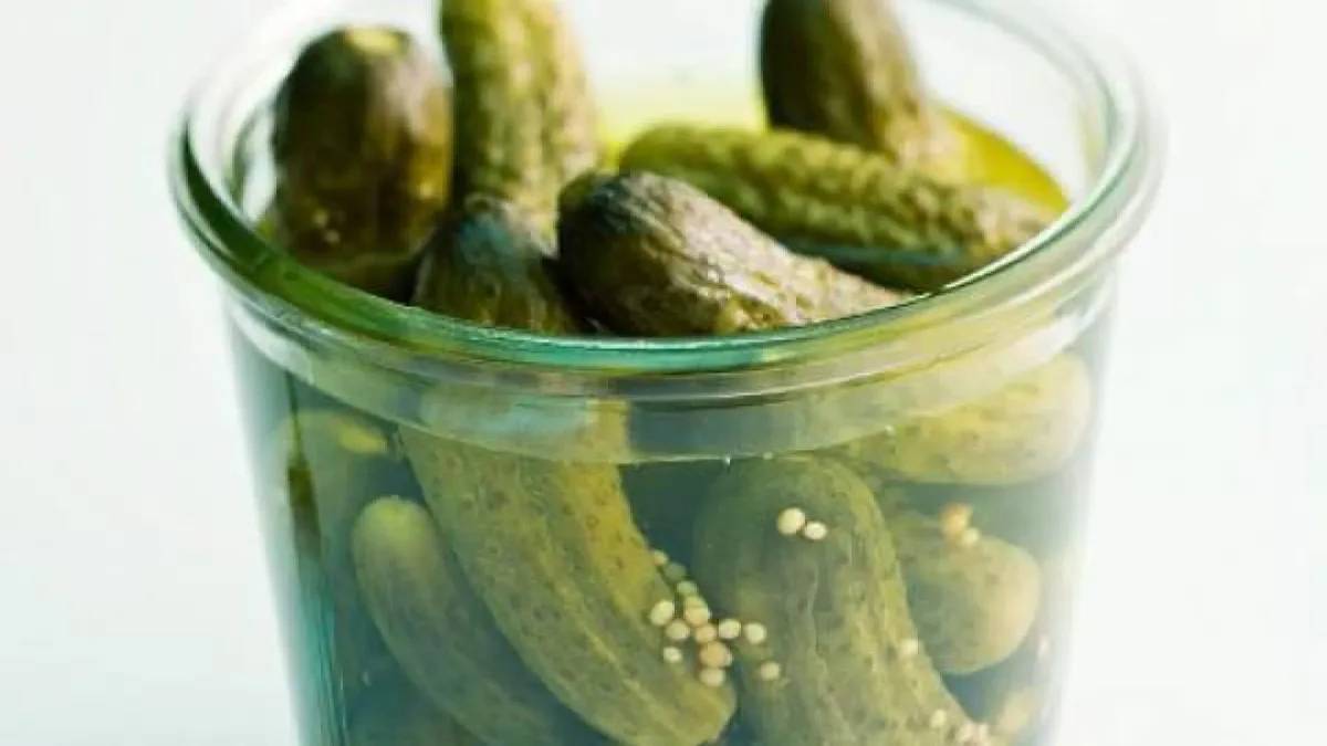 ¿Por qué el jugo de pepinillos se ha convertido en la fórmula mágica contra los calambres? Acaba con ellos en 90 segundos