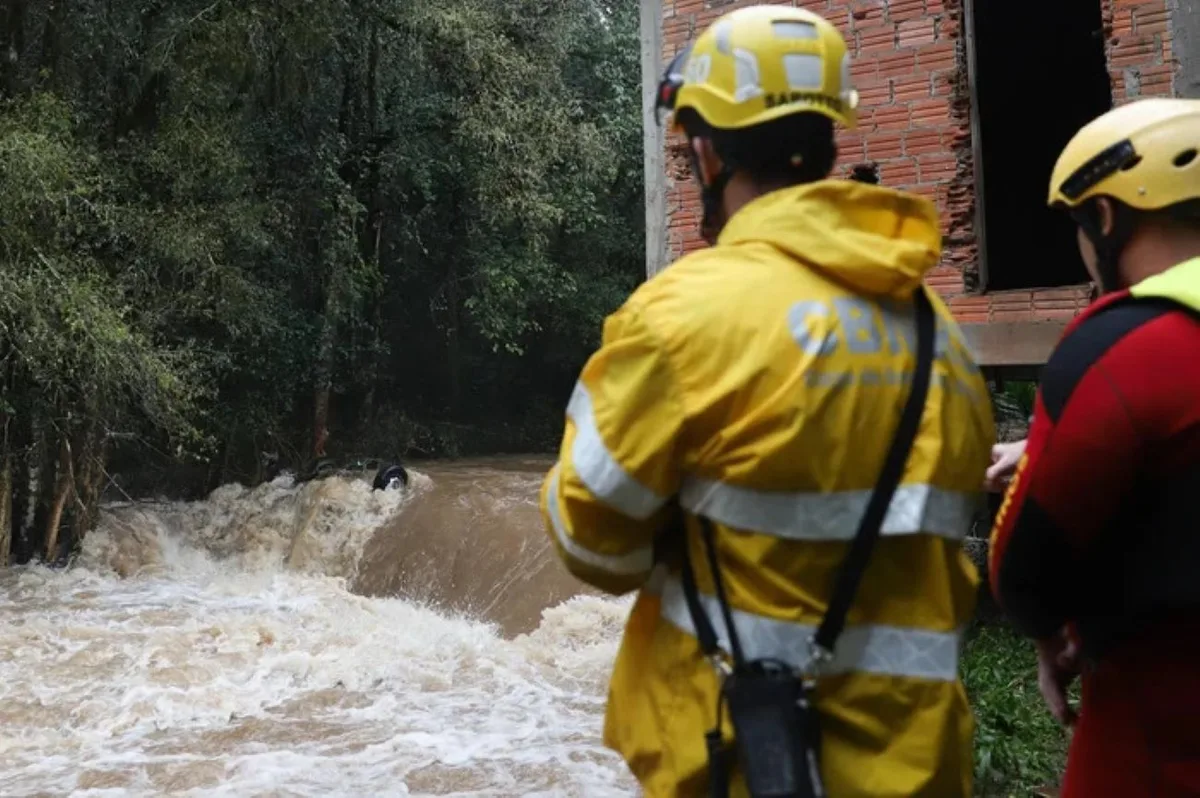 Mãe é encontrada morta após temporal no RS, confirma Corpo de Bombeiros; filhos que estavam em carro seguem desaparecidos