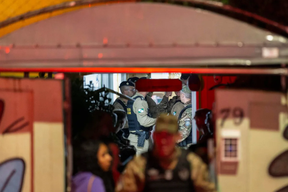 Hombre armado toma como rehenes a 13 niños en escuela de Brasil; policía los rescata y abate al agresor