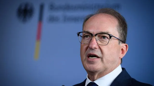 Waffenlager bei Berlin: Dobrindt spricht nach Waffenfund von »hoher Gefährdungslage«
