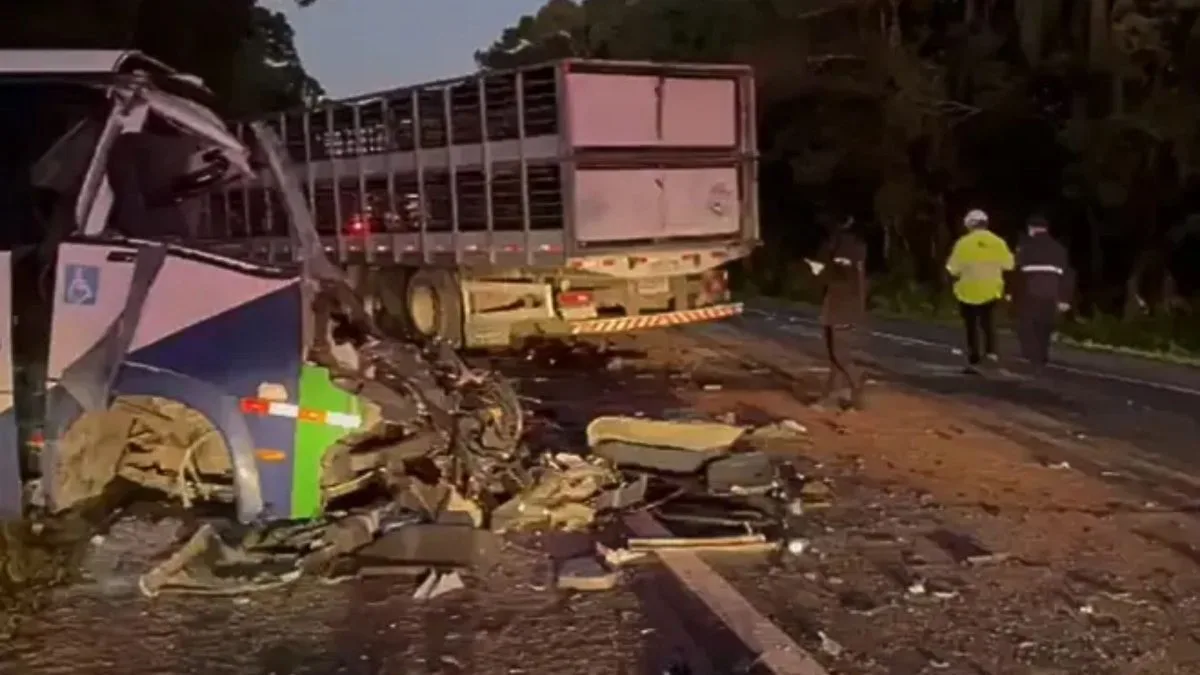 Ratinho Jr. decreta luto oficial após acidente com 23 mortos na BR-373: ‘O Paraná amanhece de luto’