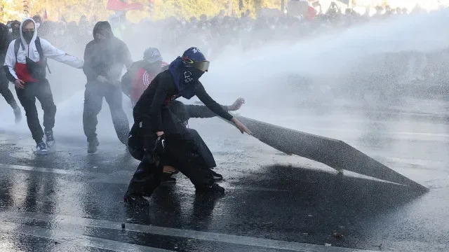 França: Polícia usa gás e canhões de água contra estudantes em Paris