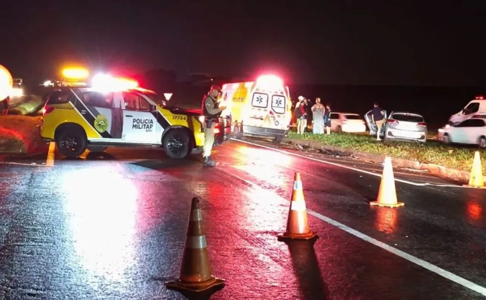 Acidente envolvendo três carros durante chuva deixa seis pessoas feridas na PR-317
