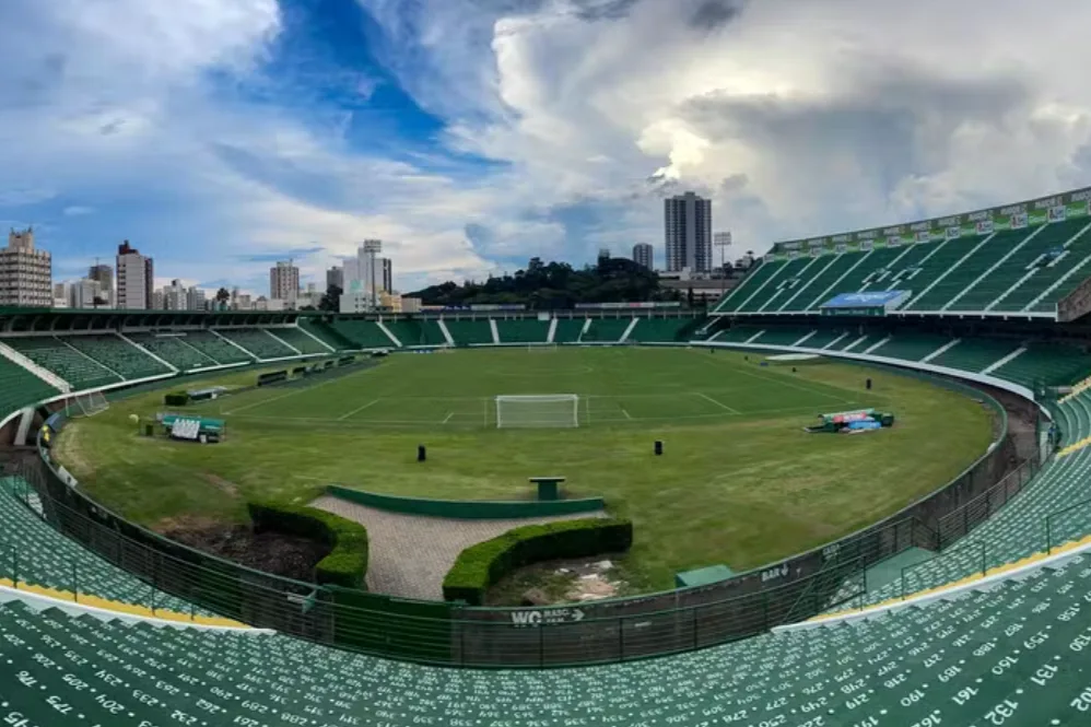 Clube histórico prepara cartada em oferta de quase R$ 1 bilhão por SAF