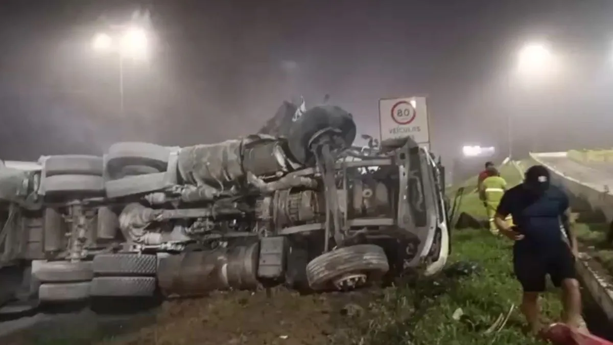 Acidente violento entre três carretas destrói cabines, bloqueia a BR-376 durante a madrugada e provoca fila na divisa com SC